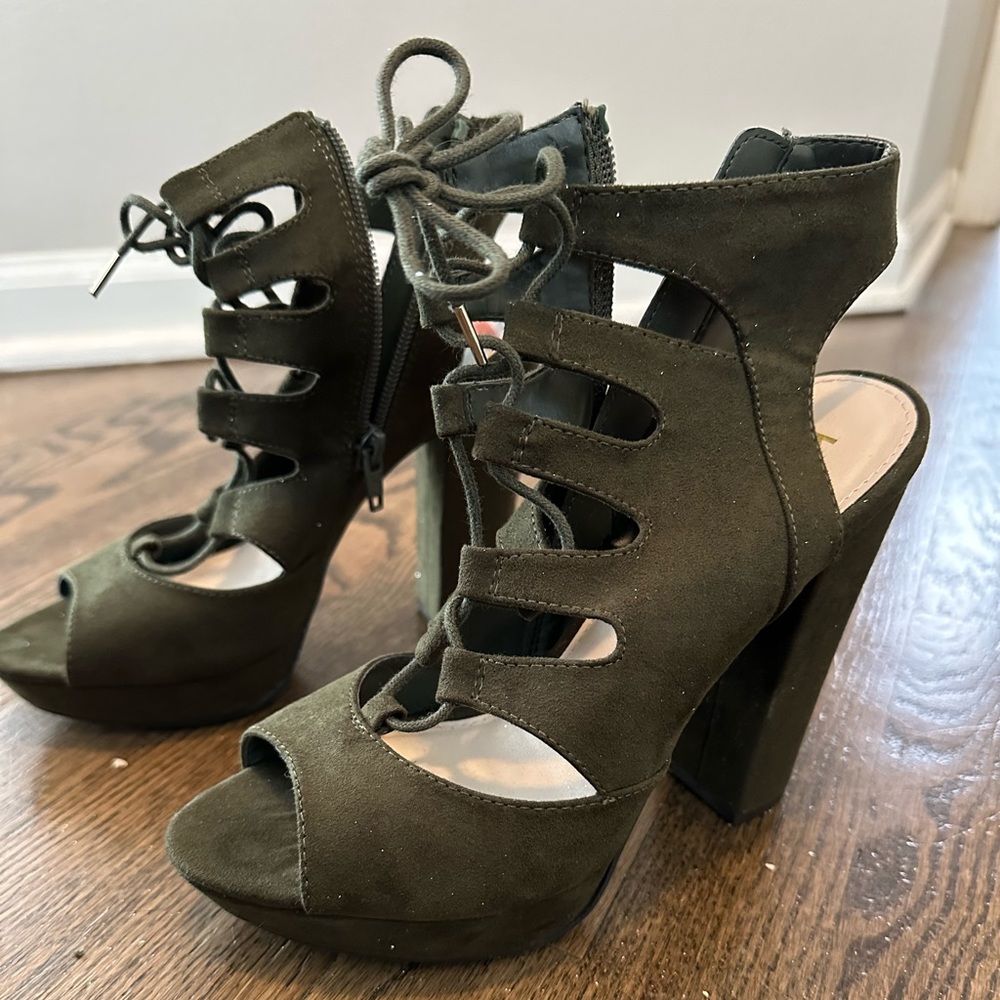 Bar III never worn olive green heels- size 6.5